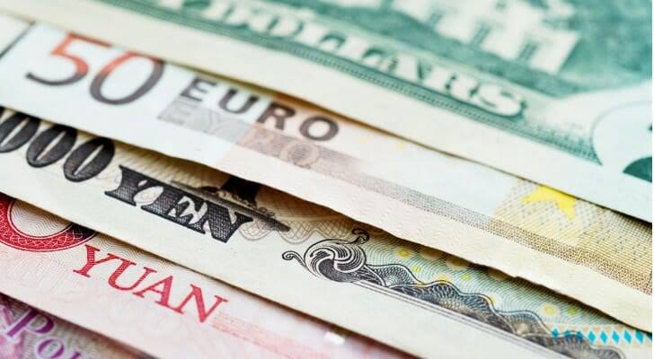 متوسطات أسعار العملات الرئيسية مقابل الجنيه بختام تعاملات اليوم