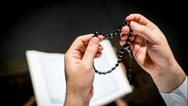 متى يبدأ وقت أذكار الصباح والمساء؟ اعرف القول الراجح وحكم قضائها بعد موعدها