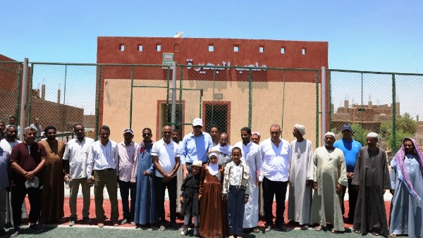محافظ أسوان يتفقدالملعب القانونى لكرة القدم بمركز شباب البحيرة بإدفو