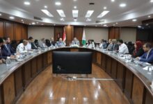محافظ الجيزة يبحث مع "الكهرباء" متحصلات خدمة النظافة