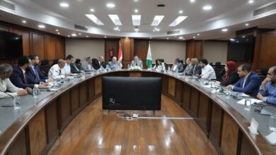 محافظ الجيزة يبحث مع "الكهرباء" متحصلات خدمة النظافة