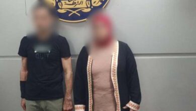 مرات أبوهم بتعذبهم.. العثور على طفل بطريق مطروح وشقيقه مصاب بكدمات