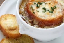 مش طعم لذيذ بس.. شوربة البصل فيها كنز صحي لا يعرفه الكثيرون