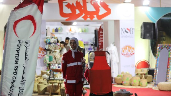 مصر بتتكلم حرفي.. الهلال الأحمر يشارك بمنتجات يدوية في ديارنا مارينا