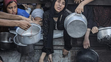 "من يبيعني رغيف خبز لأطعم الأولاد؟".. صرخة غزي بلا مجيب | أخبار