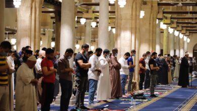 هل الخطأ في قراءة الفاتحة يُبطل الصلاة.. وما حكم ترك سورة بعدها؟