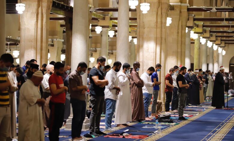 هل الخطأ في قراءة الفاتحة يُبطل الصلاة.. وما حكم ترك سورة بعدها؟