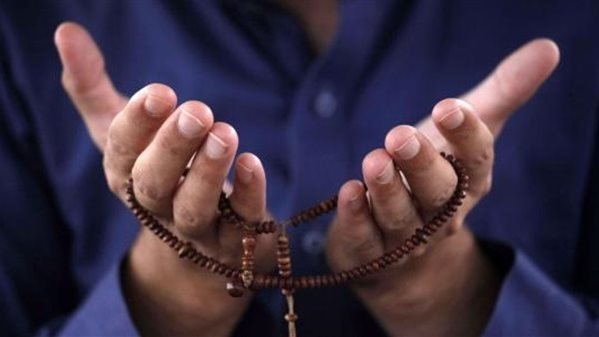 هل رفع اليدين عند الدعاء ومسح الوجه واجب؟.. دار الإفتاء تجيب