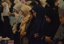 هل يجوز للمرأة أن تؤذن للصلاة؟.. الإفتاء: بشروط