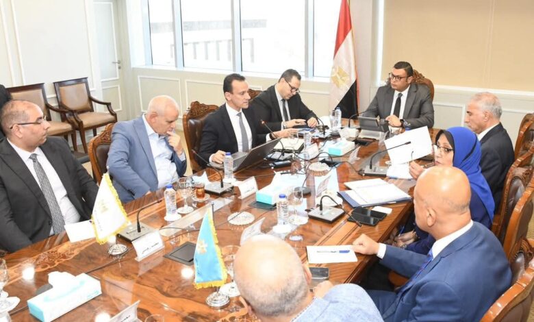 وزير الإسكان يتابع آخر مستجدات إنشاء وحدتي تنظيم وتصدير العقار المصري بهيئة المجتمعات العمرانية 