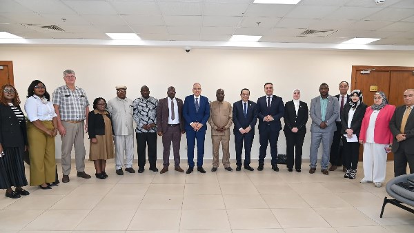 وزير الري يلتقي وفد لجنة الزراعة والبيئة بالبرلمان الناميبى لبحث التعاون المشترك