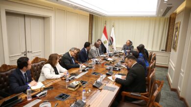 وزير قطاع الأعمال العام يستقبل وفدًا من مجموعة البنك الدولي 