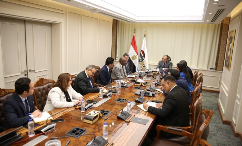 وزير قطاع الأعمال العام يستقبل وفدًا من مجموعة البنك الدولي 