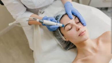 وشك هيتبدل والنتيجة عكسية.. طبيب جلدية يحذر من جلسات تنظيف البشرة العشوائية