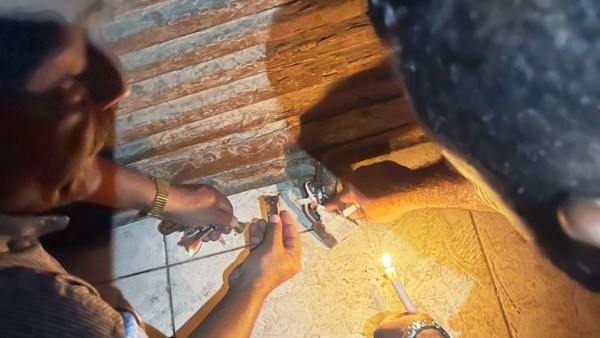 يديرها أفارقة.. استكمال غلق وتشميع المحلات والمقاهي غير المرخصة بأسوان
